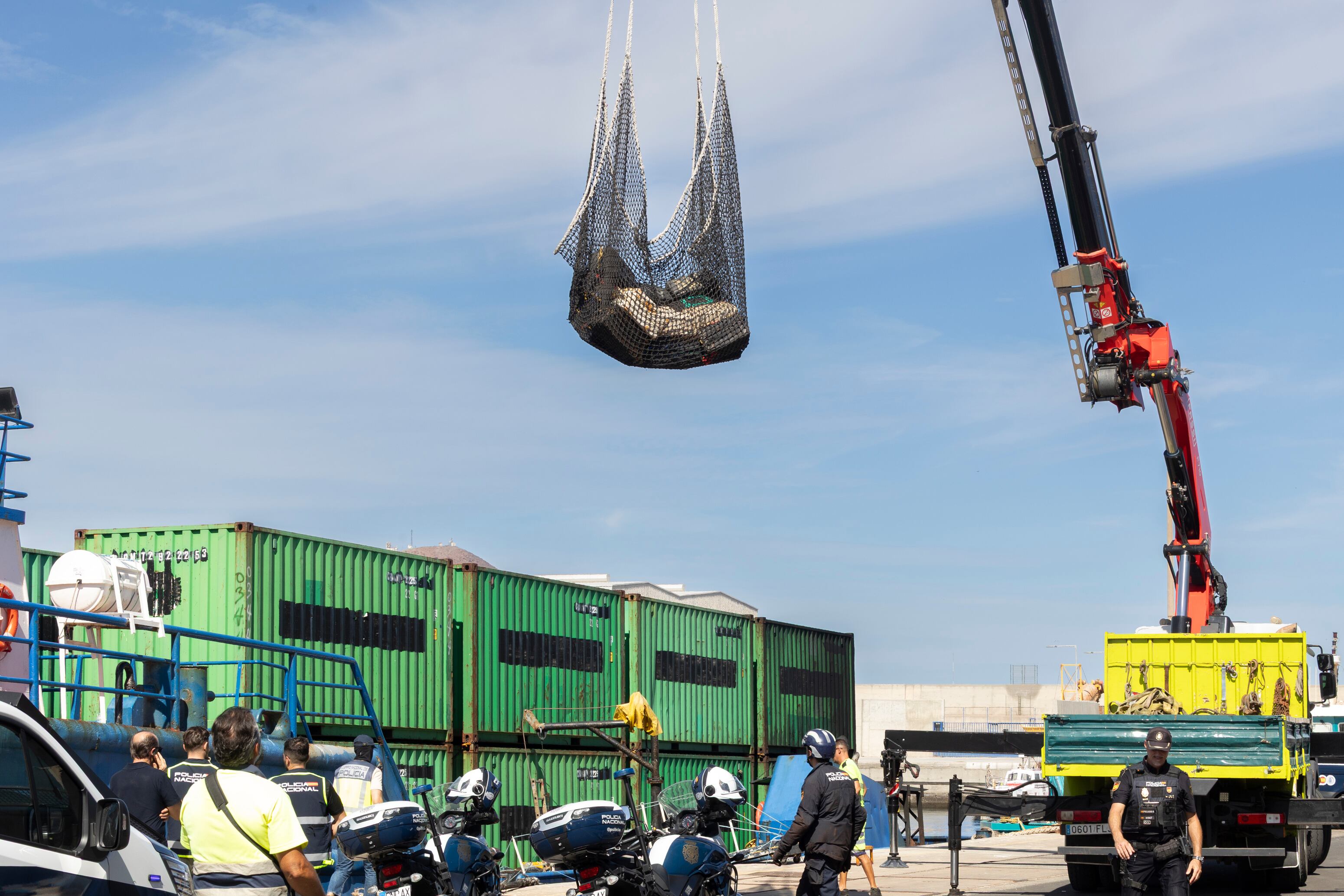 En la imagen, desembarco del alijo y de los detenidos, este domingo, en el puerto de Arinaga (Gran Canaria). EFE/Quique Curbelo