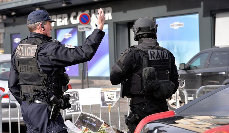 Agentes de la Policía francesa controlando una zona tras el asalto a un supermercado judío en La Porte de Vincennes