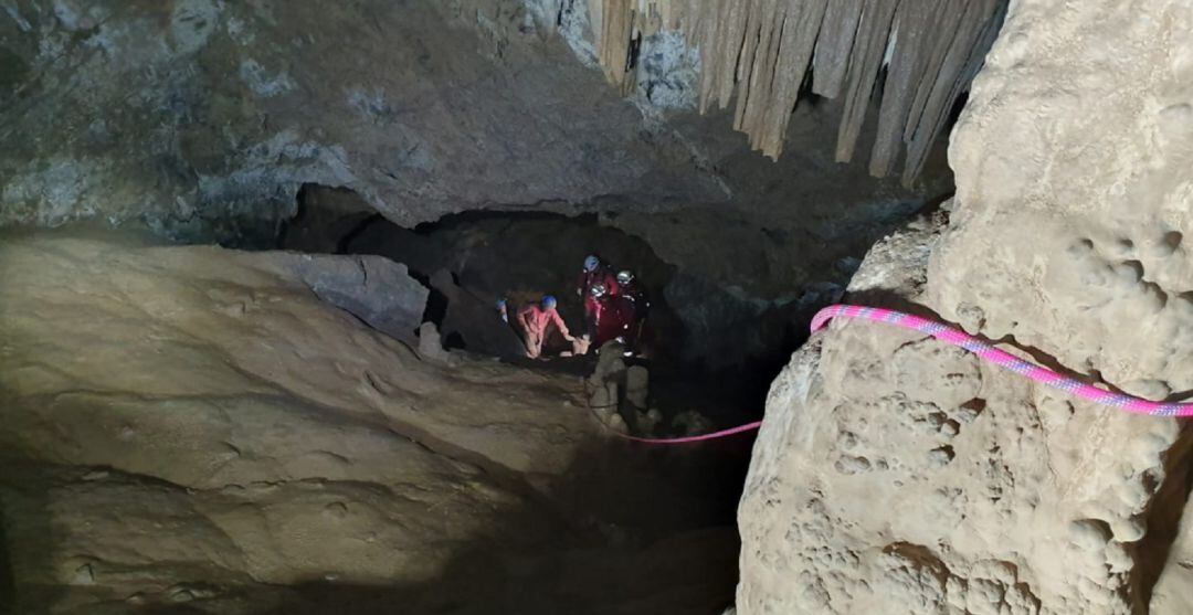 Los Bomberos de Navarra rescatando a dos jóvenes en la cueva de Alli, Larraun.