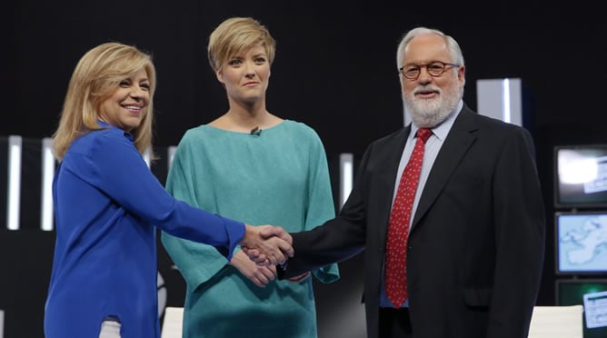 El cabeza de lista del PP a las elecciones europeas, Miguel Arias Cañete, saluda a la candidata socialista a las elecciones europeas, Elena Valenciano, acompañados por la periodista María Casado, antes del debate televisado