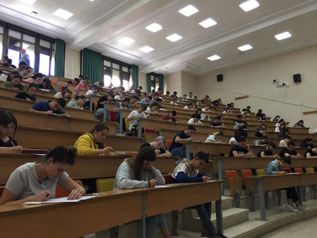 Estudiantes gaditanos examinándose en Selectividad en 2019