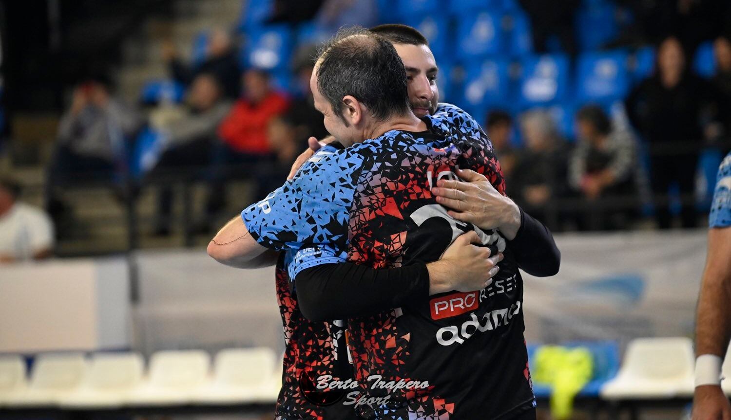 Jozinovic celebra con Lon la clasificación para la Fase de Ascenso a ASOBAL.