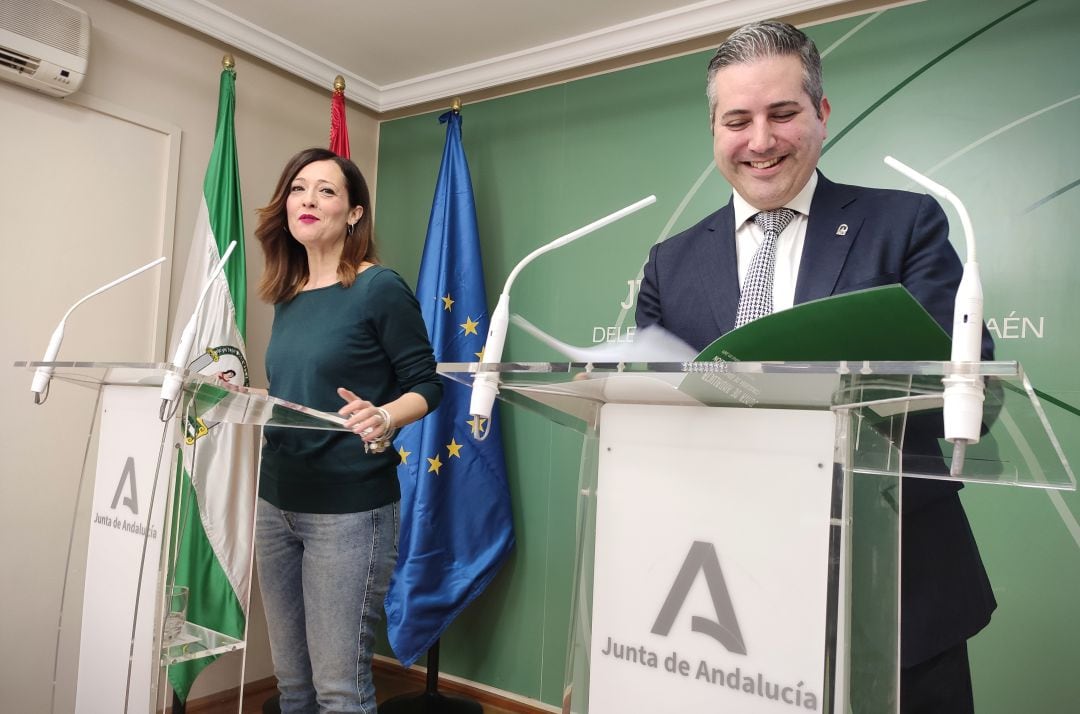 La delegada del gobierno de la Junta en Jaén, Maribel Lozano, y el delegado de educación, Antonio Sutil, han comparecido en rueda de prensa.