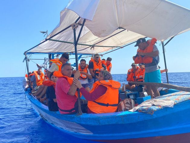 La embarcación con 31 migrantes rescatados por el barco Astral esta tarde.