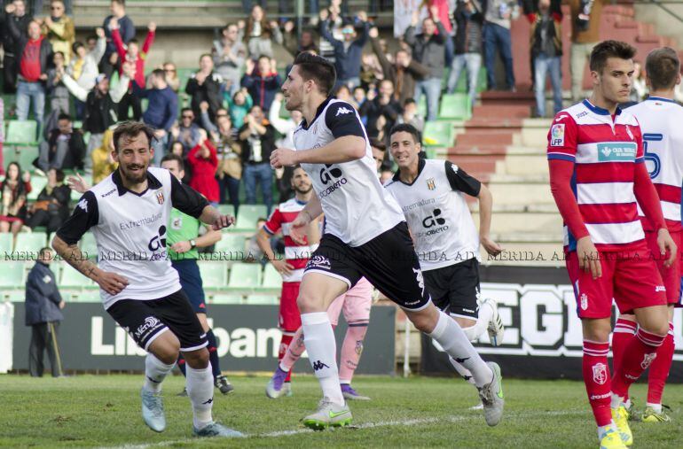 Los emeritenses celebran uno de los goles ante el Granada B