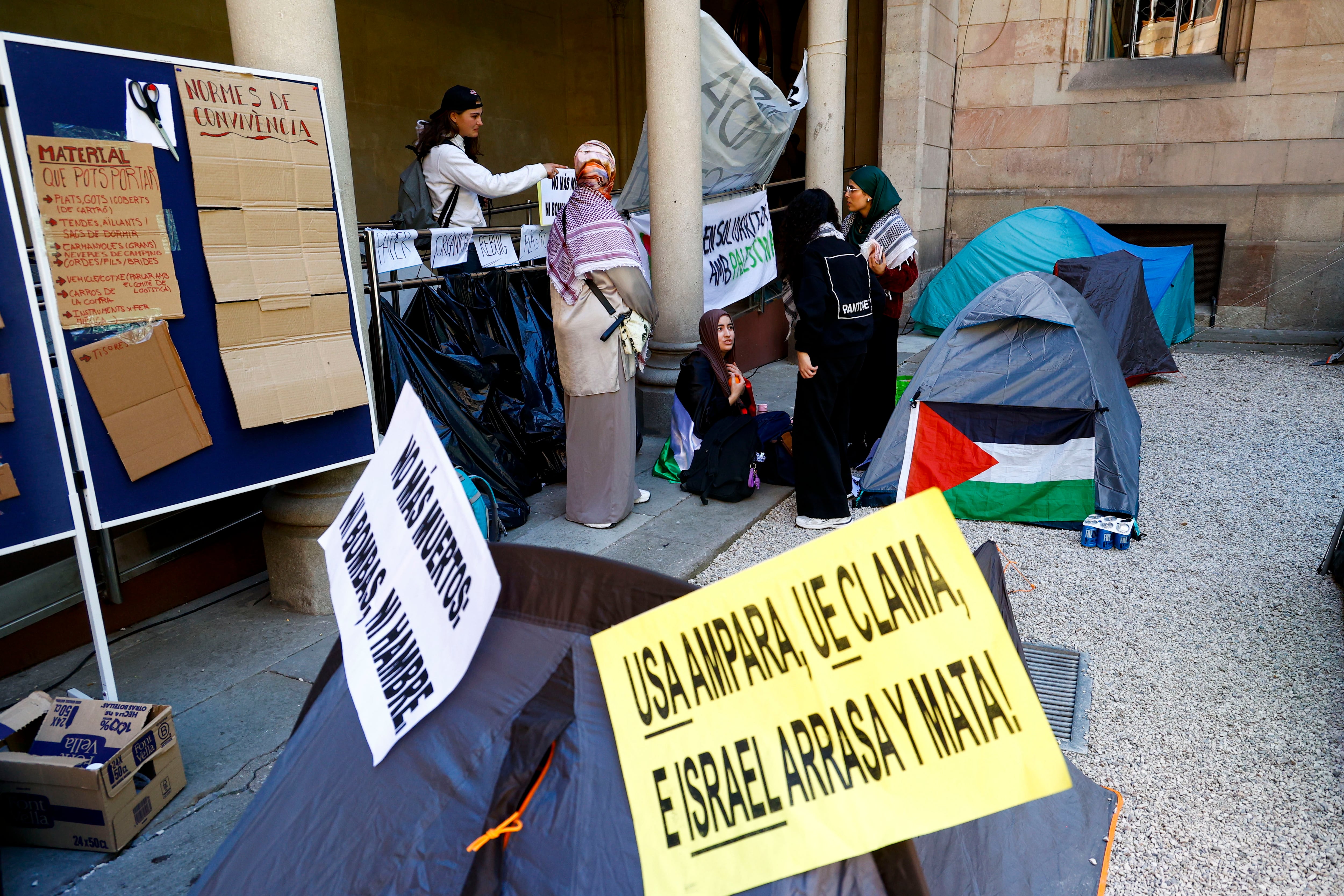 Aspecto del edificio central histórico de la UB donde acampan un centenar de estudiantes para mostrar su solidaridad con Palestina, el pasado miércoles.