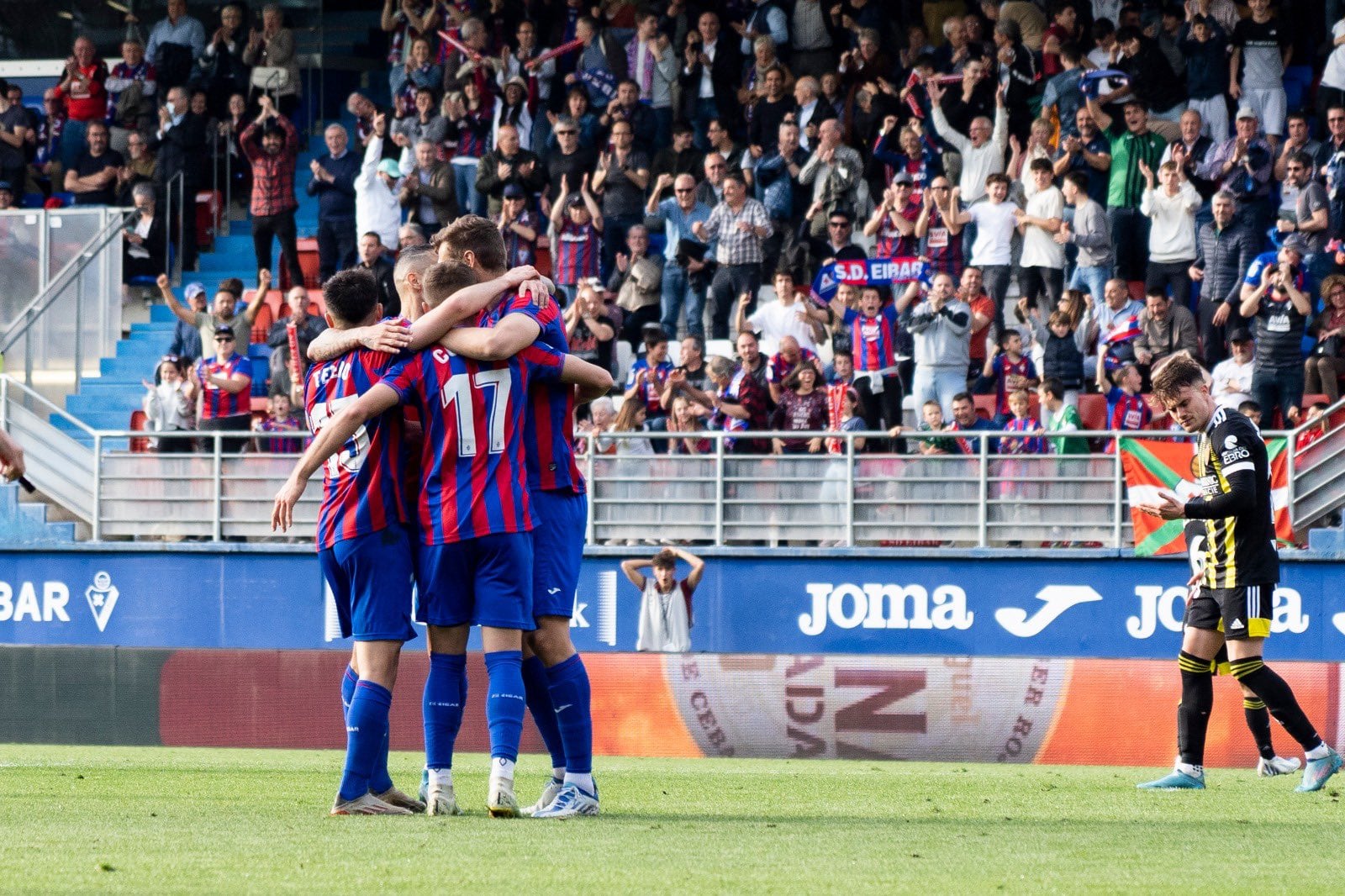 Los armeros celebran uno de los goles frente al Zaragoza con el apoyo de afición