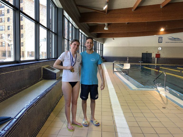 Olga Jedrysiak, junto a Sergio Martin Salcedo en la piscina del Ángel Tejedor.