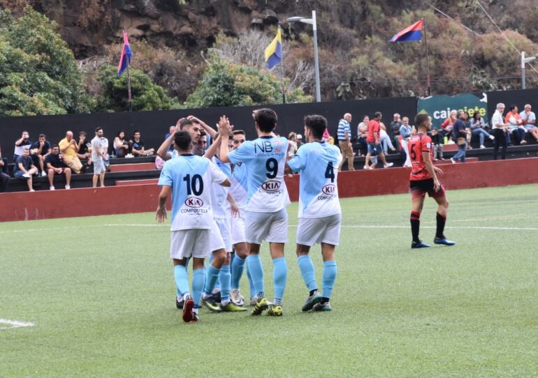 Los jugadores del Compos celebran el gol de Aythami ante el Mensajero en la primera eliminatoria de Copa del Rey