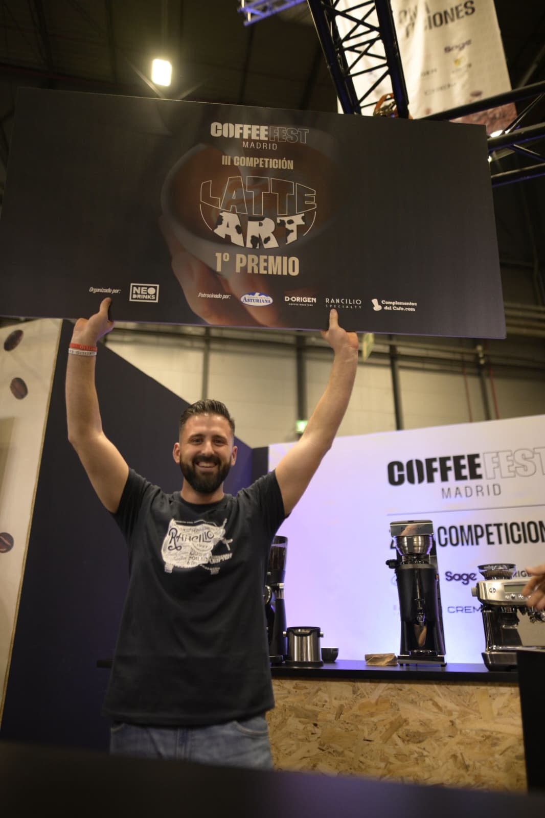 Francisco Tovar, celebrando su victoria en el campeonato de Latte Art.