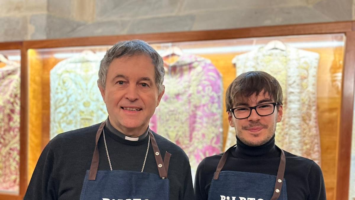 El obispo de Bilbao cocina con el delantal de la Cadena SER