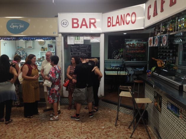 La inauguración del puesto Spicy Yuli en el Mercado de Los Mostenses, el pasado viernes, congregó a clientes habituales de la tienda.