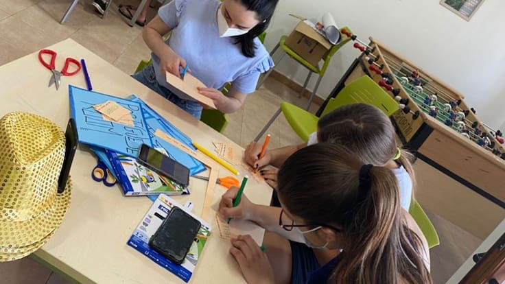 María García, regidora de Joventut i Cultura, parla sobre l'estada de joves de Croàcia i Portugal a Agres.