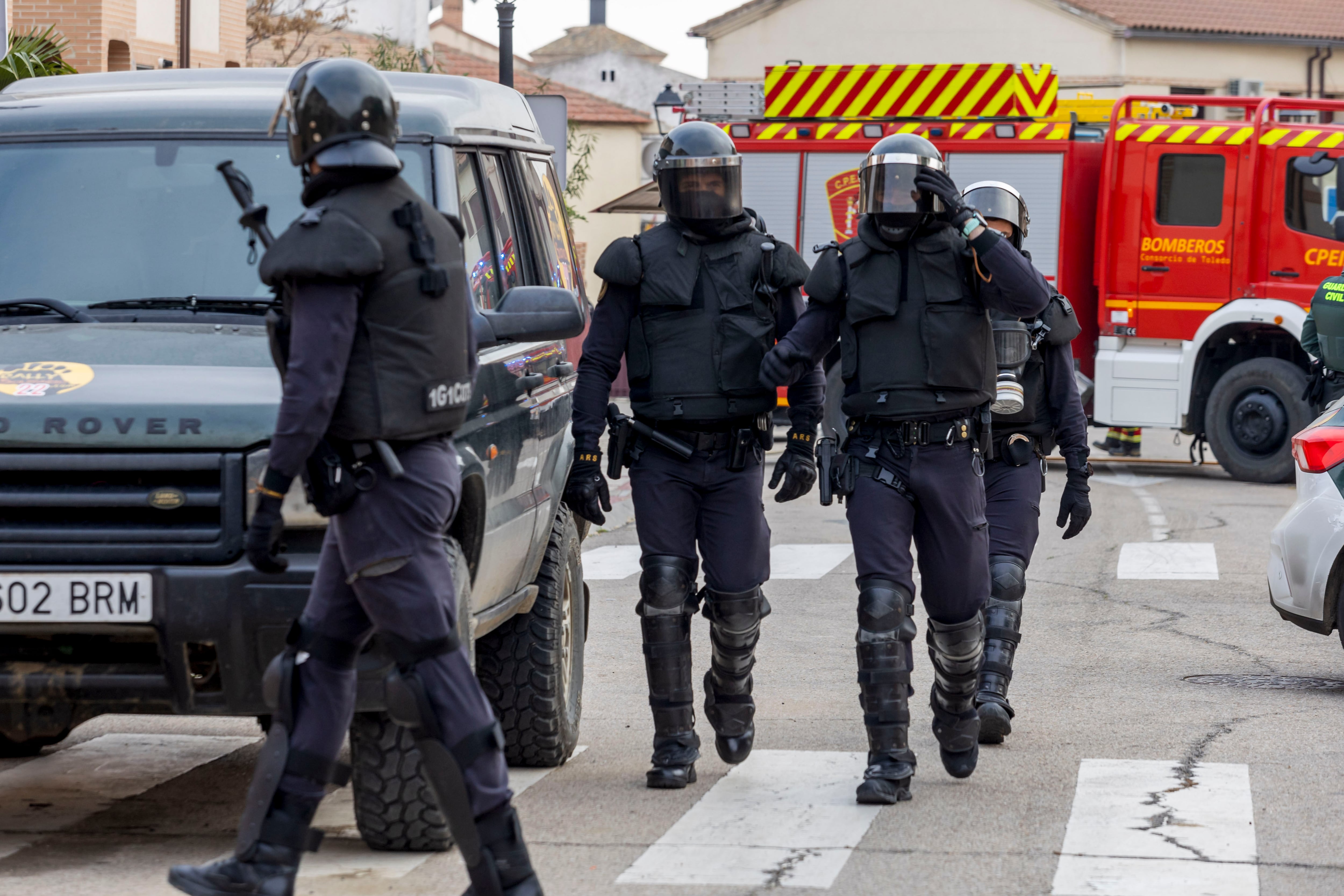 VILLALUENGA DE LA SAGRA (TOLEDO), 28/11/2023.-Un hombrese ha atrincherado en su casa, en Villaluenga de la Sagra (Toledo), y ha empezado a lanzar cócteles molotov a la calle a través de una ventana.