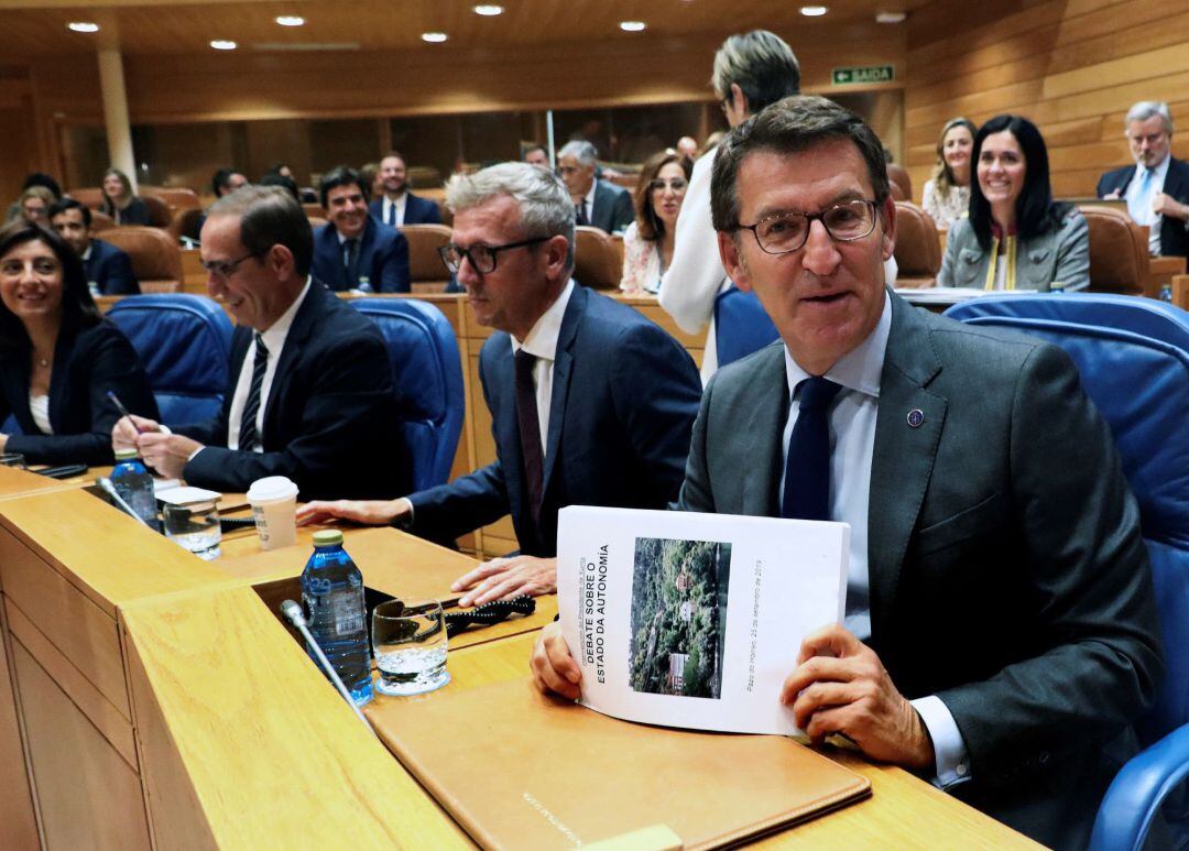 Feijóo antes de empezar su intervención en el Parlamento de Galicia
