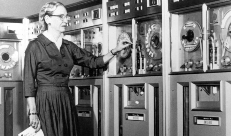 Grace Hooper con una de las computadoras que programó. 