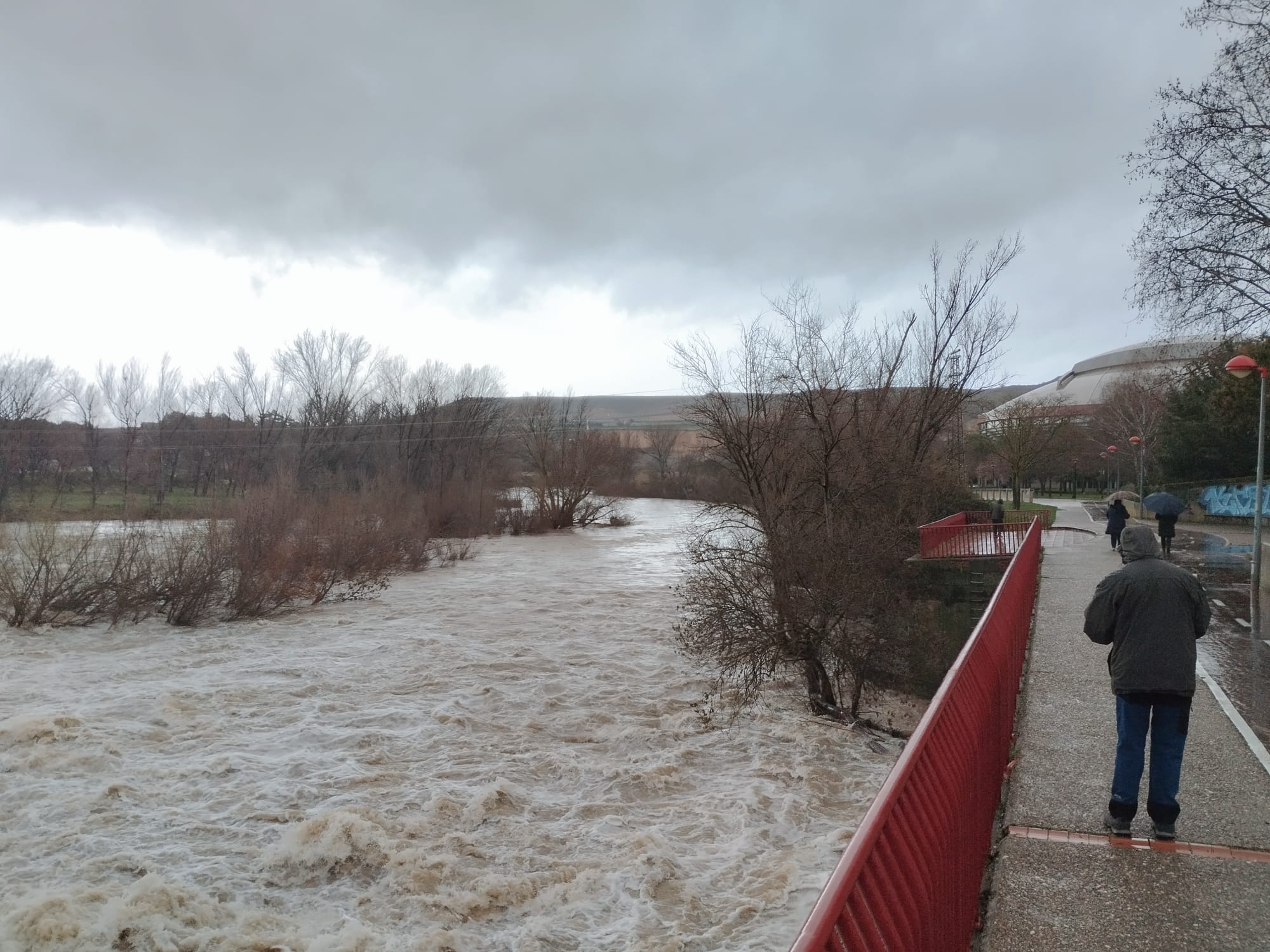 Logroño se encuentra a la espera de que el caudal del Ebro alcance el pico máximo de su crecida con más de 1.000 metros cuadrados por segundo y una altura de 4,5 metros.