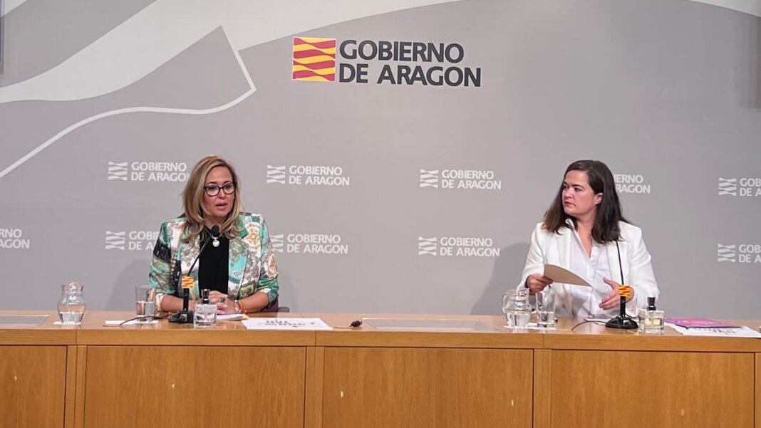 La consejera de Presidencia, Mayte Pérez, y la gerente del Instituto Aragonés de la Mujer, María Goikoetxea