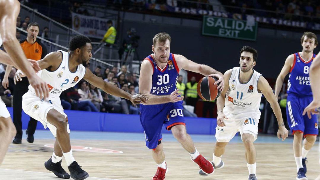 Zoran Dragic en su épcoa de jugador de EFES.