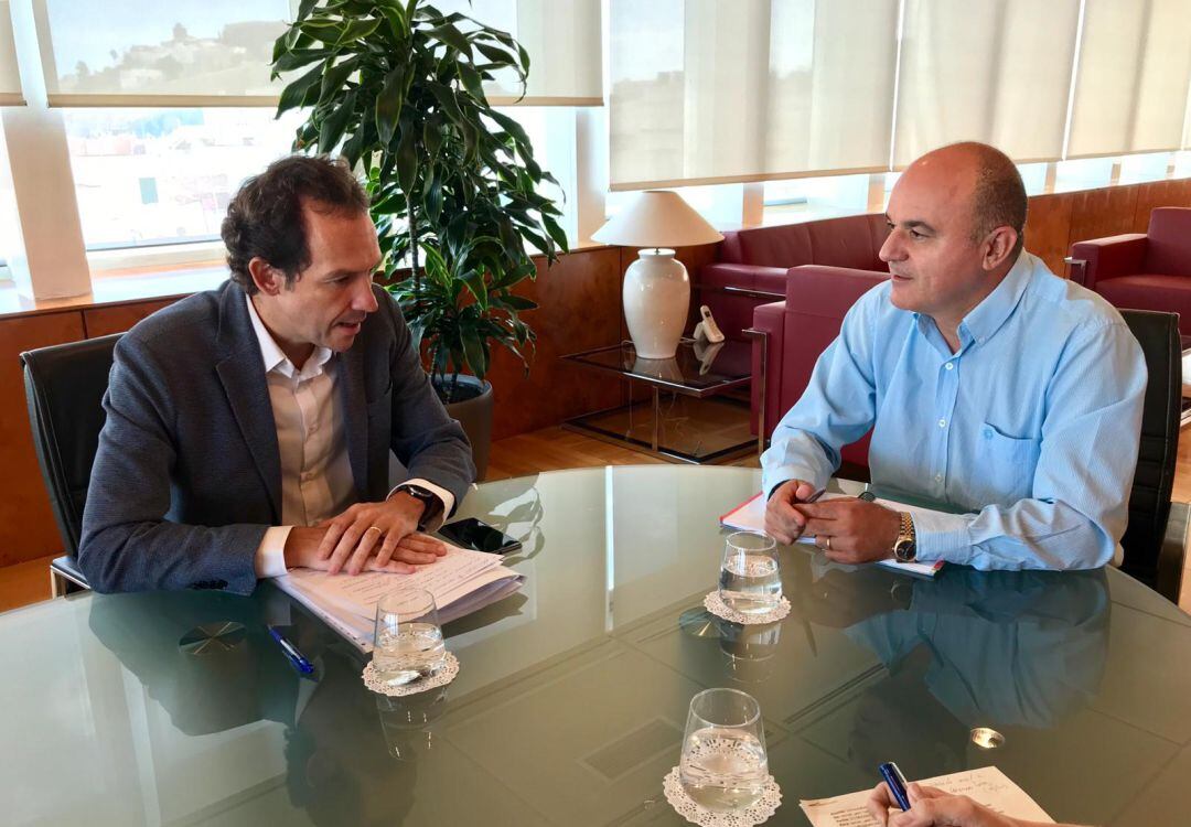 Imagen de la reunión que han mantenido hoy Marc Pons y Vicent Marí