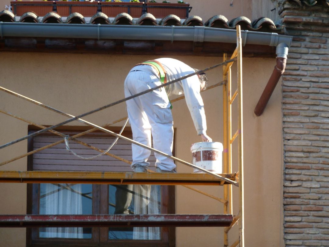 Albañil en una obra de construcción