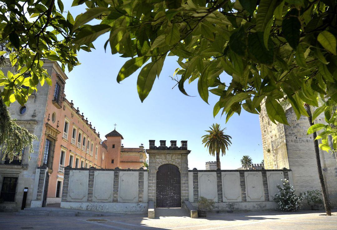 Uno de los accesos al Alcázar de Jerez