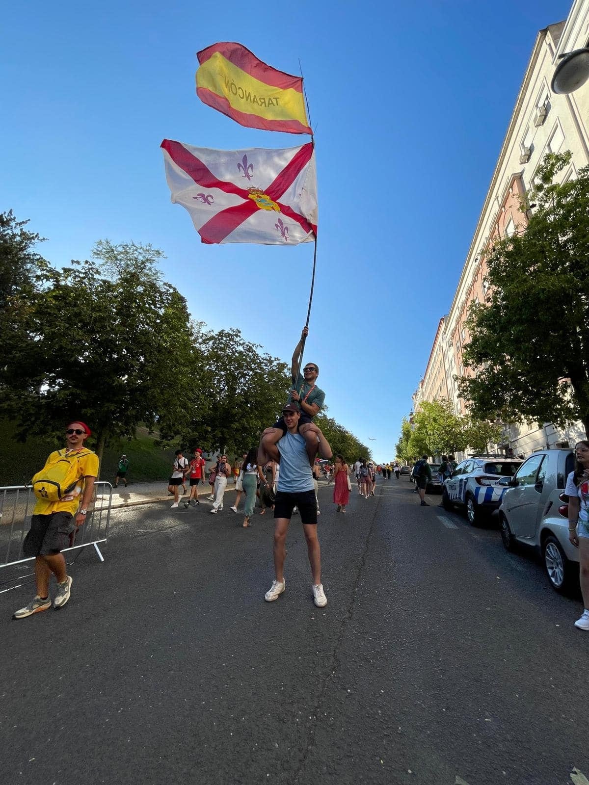 Dos taranconeros portan una bandera nacional y otra de Tarancón en una calle de Lisboa