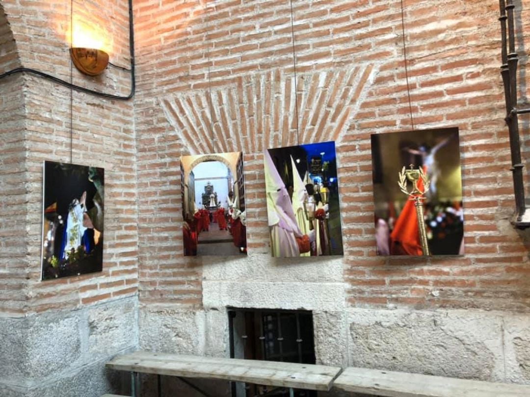 Exposición relacionada con la Semana Santa en el Patio de Columnas