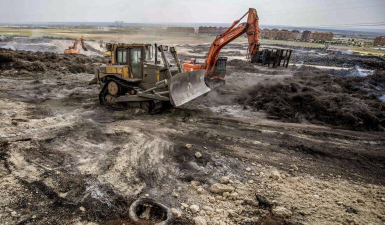 Máquinas excavadoras trabajan en el verterdero de neumaticos de Seseña, donde los equipos de emergencia han conseguido extinguir el incendio