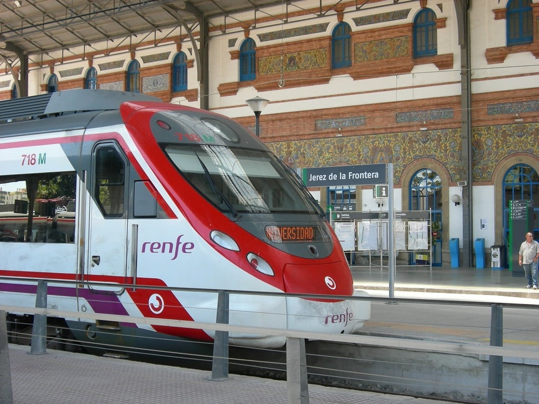 Tren de Cercanías en la estación de Jerez