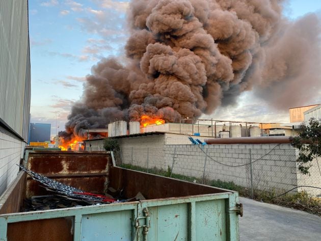 Incendio en la nave de Indureco en Venta de Baños