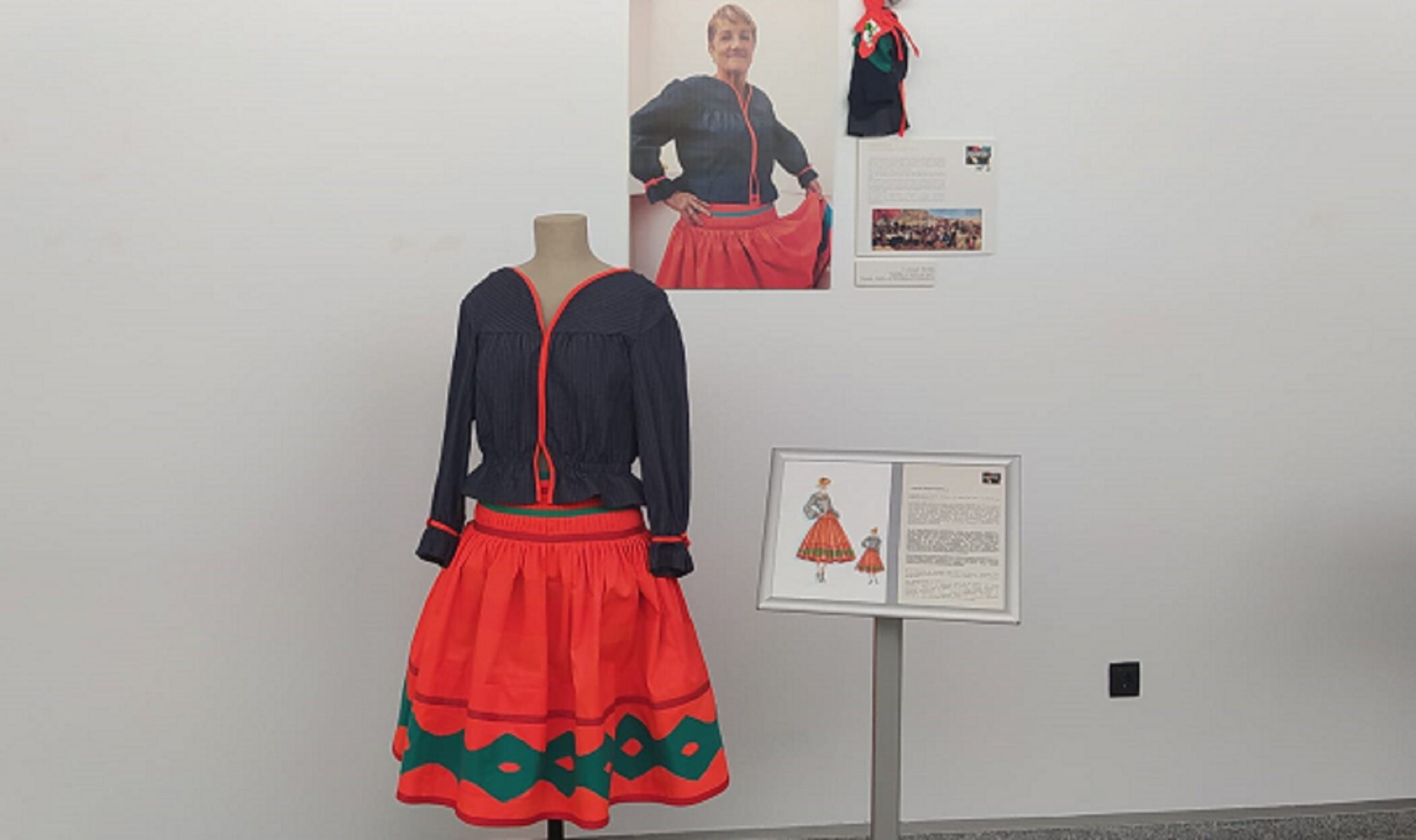 Uno de los trajes reciclados con vestuario laboral de colectivos que trabajaron en lo más duro de la pandemia que se podrá ver en la exposición &#039;ESENCIAL Expo-Arte&#039;.