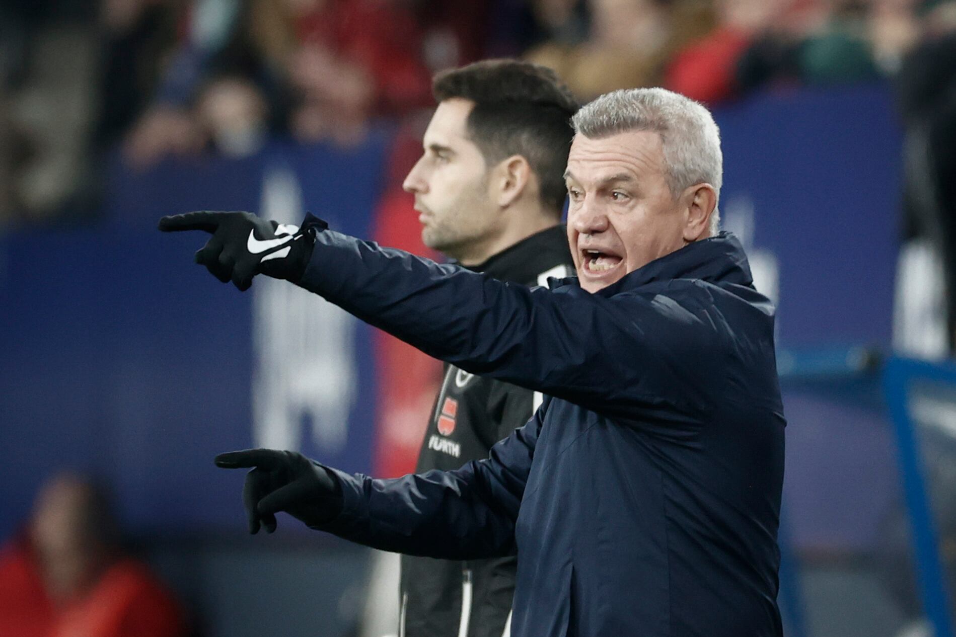 PAMPLONA (ESPAÑA), 14/01/2023.- El entrenador del RCD Mallorca, Javier Aguirre, durante el partido de la jornada 17 de LaLiga que enfrenta al RCD Mallorca y al CA Osasuna, este sábado en el estadio de El Sadar, en Pamplona. EFE/Jesús Diges