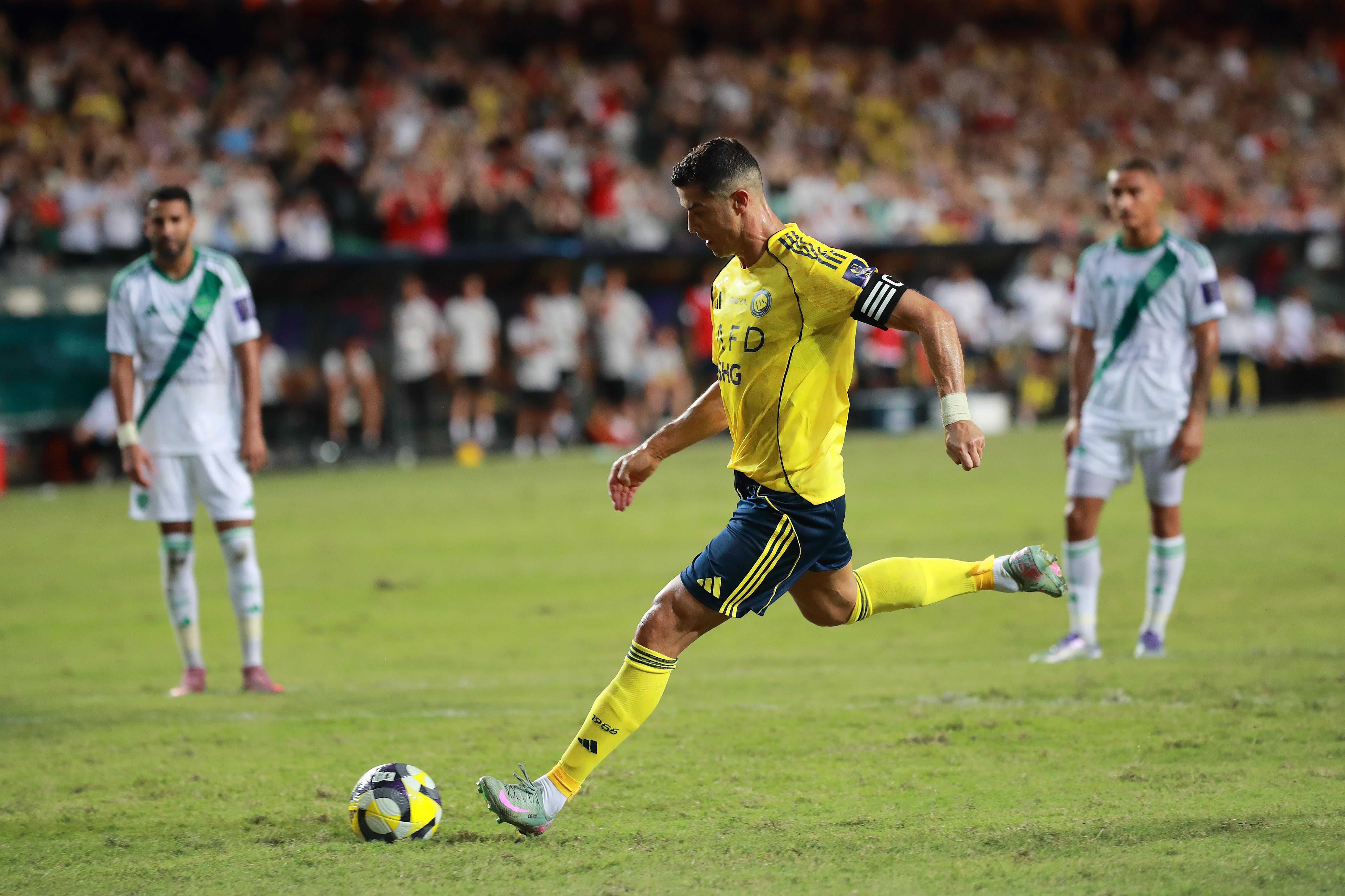 Cristiano Ronaldo lanza un penalti en un partido contra el Al-Ahli