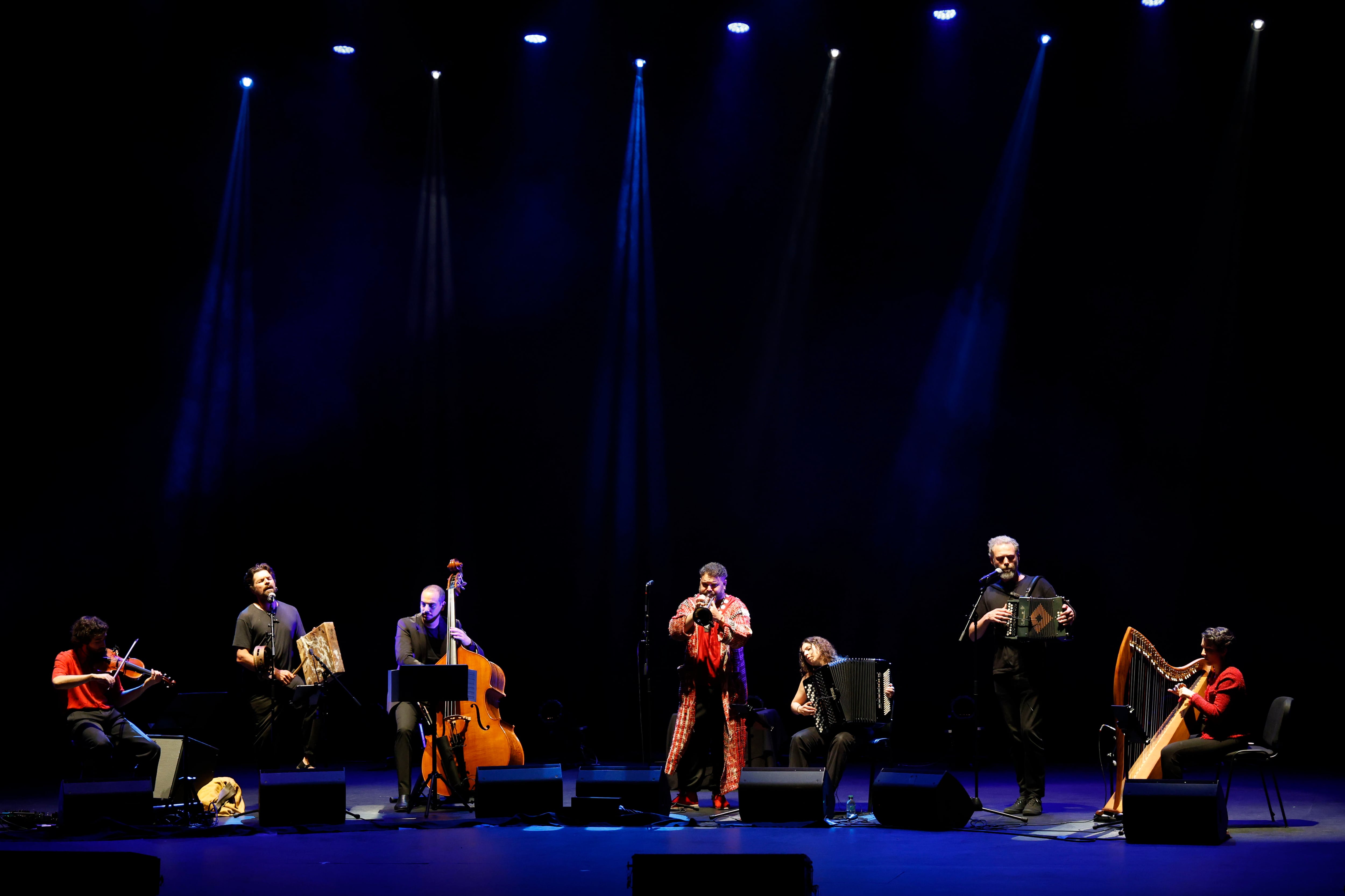 El músico Abraham Cupeiro, durante su concierto de este domingo en Ferrol (foto: Kiko Delgado / EFE)