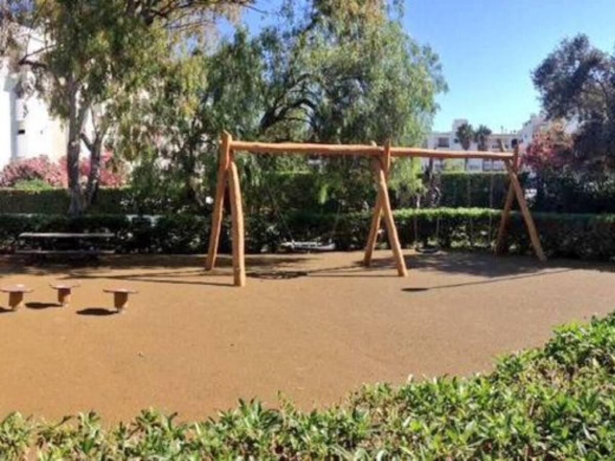 Finaliza la renovación del parque infantil de la avenida 8 de agosto