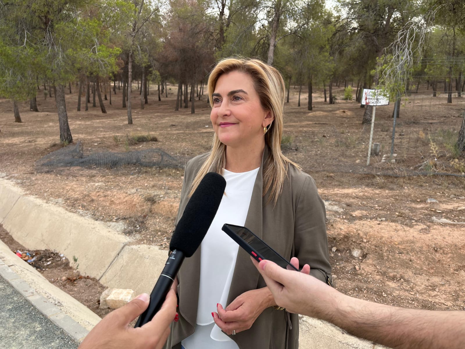 Carmina Fernández, viceportavoz del Grupo Parlamentario Socialista en la Asamblea Regional, junto a una masa forestal en La Alberca (Murcia)