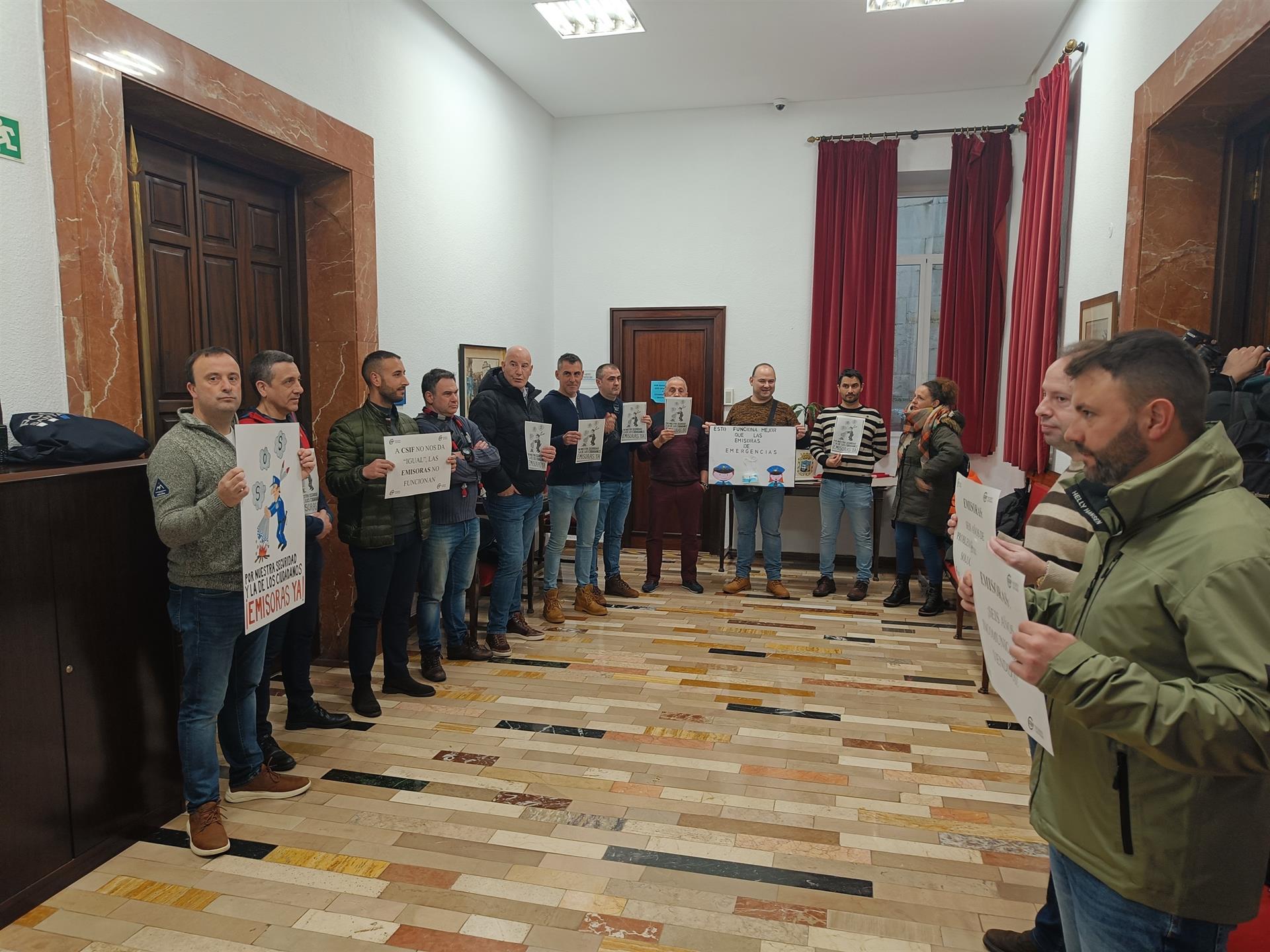 Protesta de los sindicatos con representación en la Policía Local antes de comenzar el Pleno del Ayuntamiento de Santander - CCOO