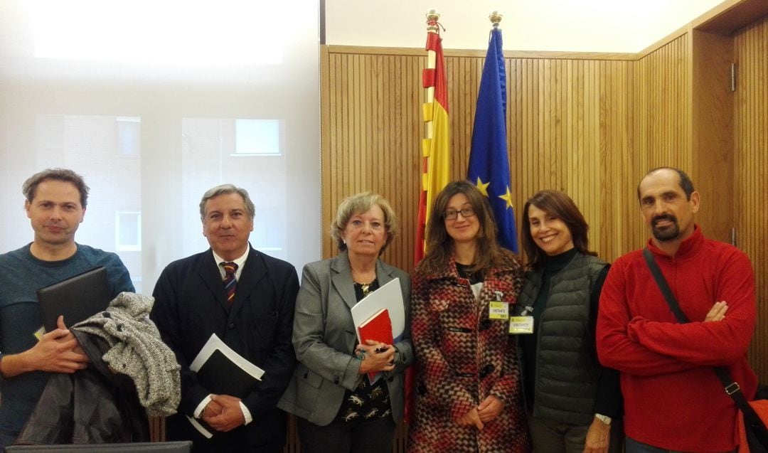 Representantes de la plataforma vecinal y de Ecologistas en Acción momentos antes de la reunión con los responsables de la CHD