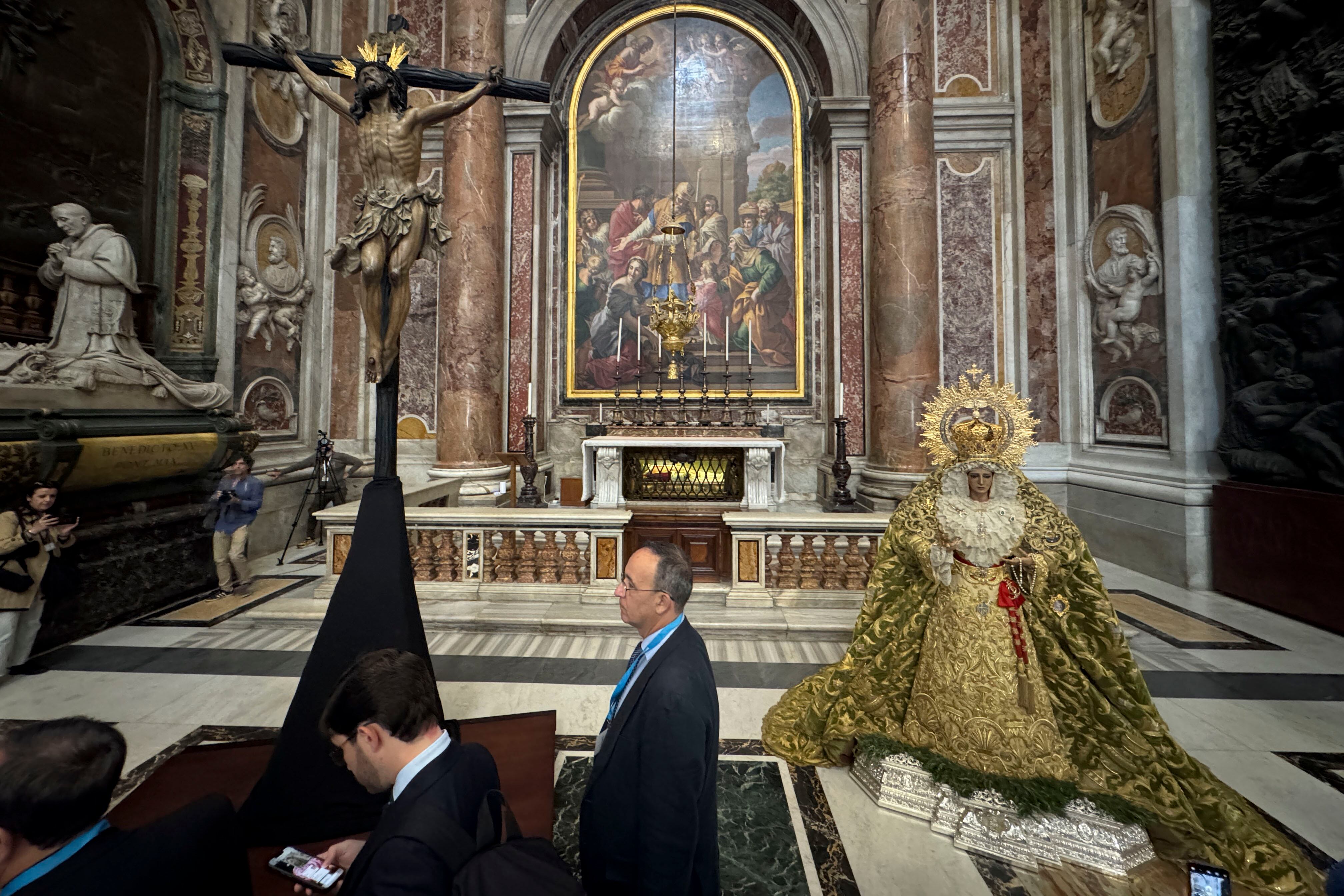 ROMA, 14/05/2025.- La ciudad de Roma se prepara para la procesión de las imágenes del cristo de la Expiración, El Cachorro, de Sevilla; la virgen de la Esperanza de Málaga, y el Nazareno de León que el próximo sábado recorrerá la ciudad pasando por algunos monumentos tan emblemáticos como el Coliseo.EFE/ Daniel Cáceres