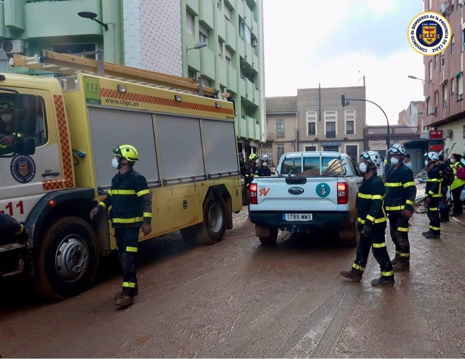 Bomberos de la provincia de Cádiz participando en las tareas de búsqueda y limpieza en Valencia