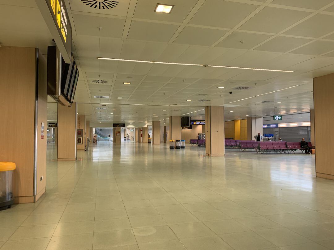 El aeropuerto de Ibiza vacío este miércoles