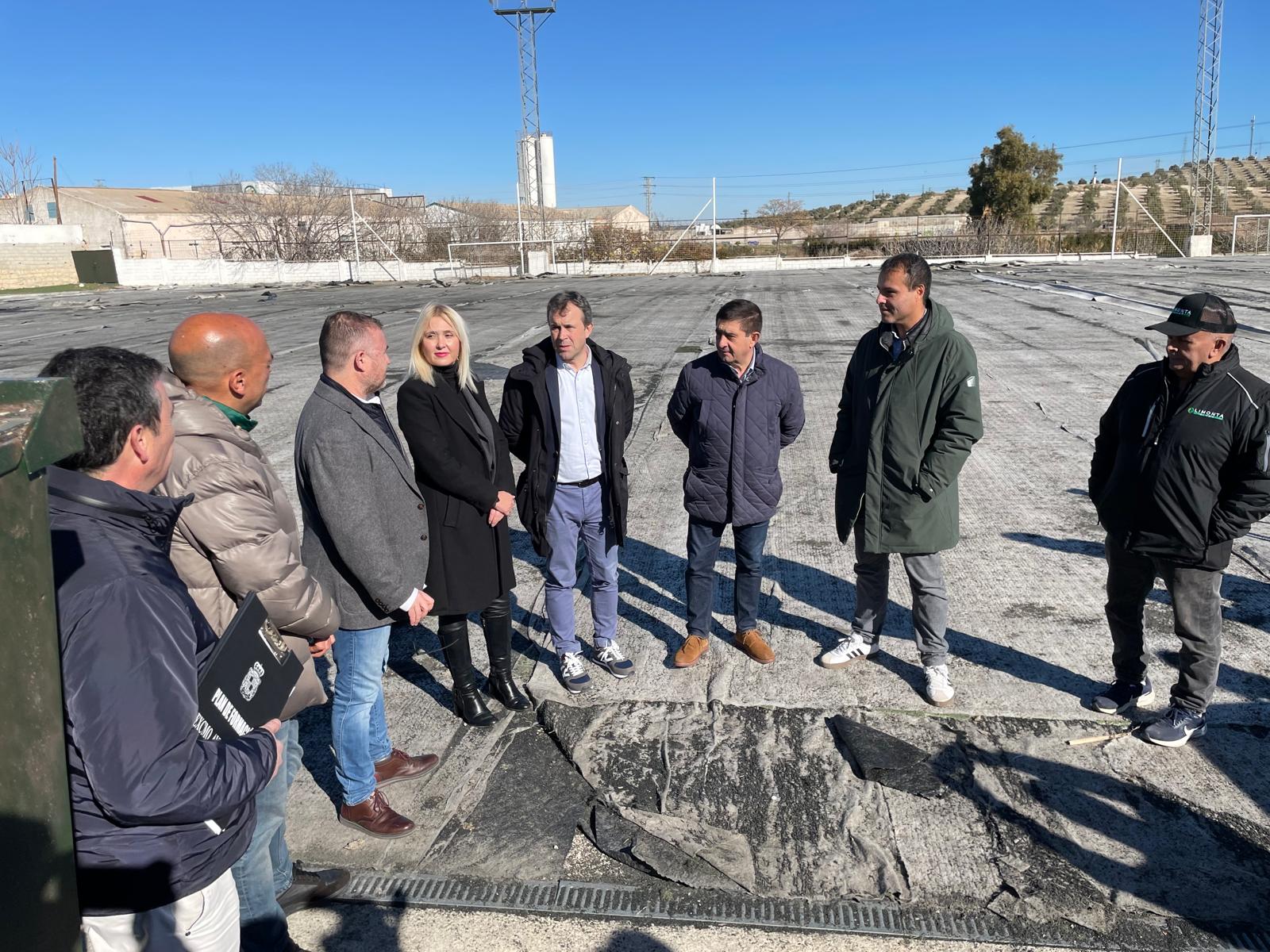 Francisco Reyes y Julio Millán en la visita al campo de futbol antoñete