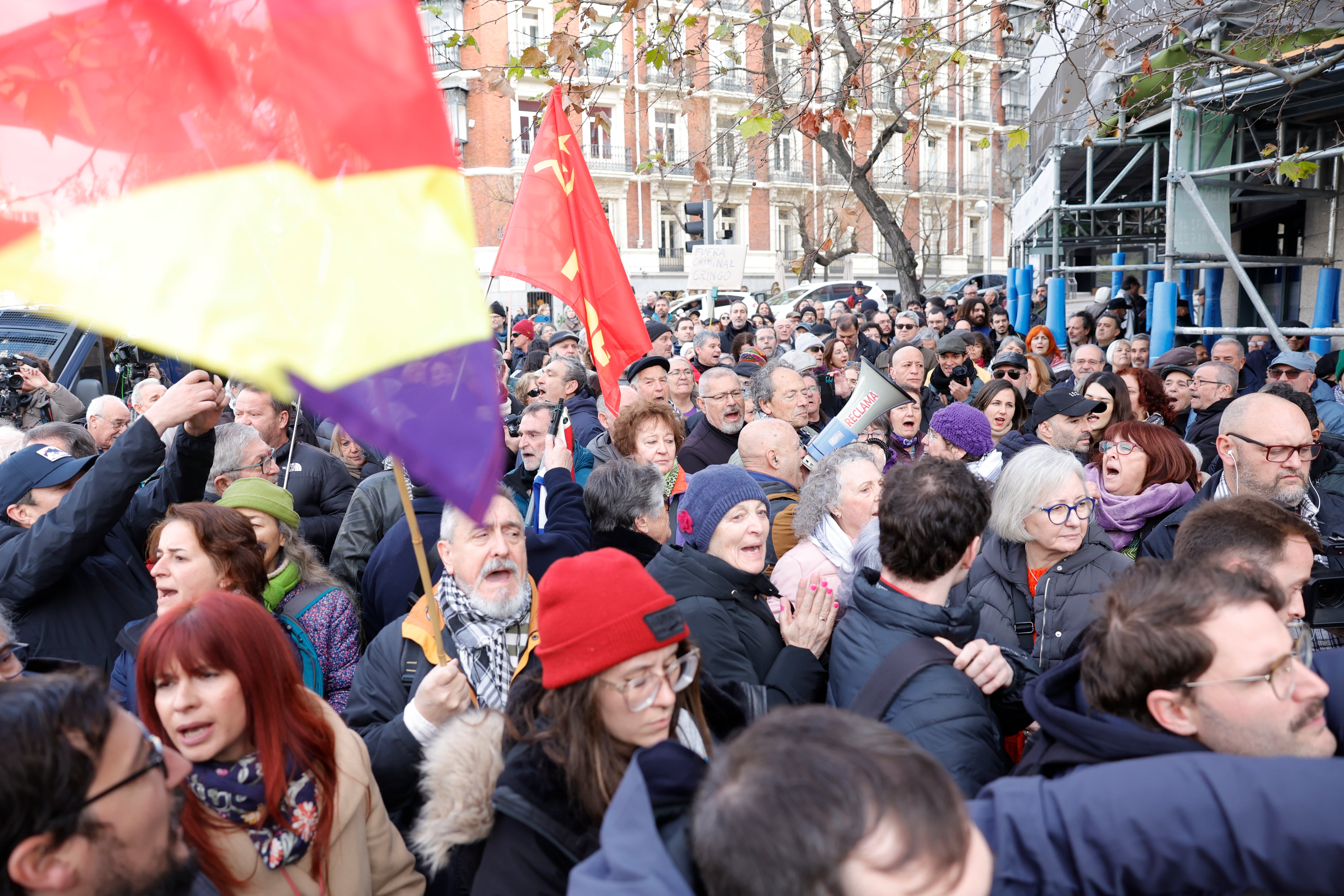 Vista de la concentración bajo el lema 'No a la agresión de EEUU a Venezuela' tras la operación militar de EE.UU. para la captura de Nicolás Maduro, en la embajada estadounidense en Madrid este domingo