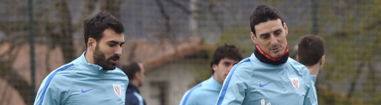 GRA049. BILBAO, 05-01-2015.- El jugador del Athletic de Bilbao Aritz Aduriz (d) durante el entrenamiento del equipo previo al encuentro de Copa contra el Villarreal. EFEMiguel Toña