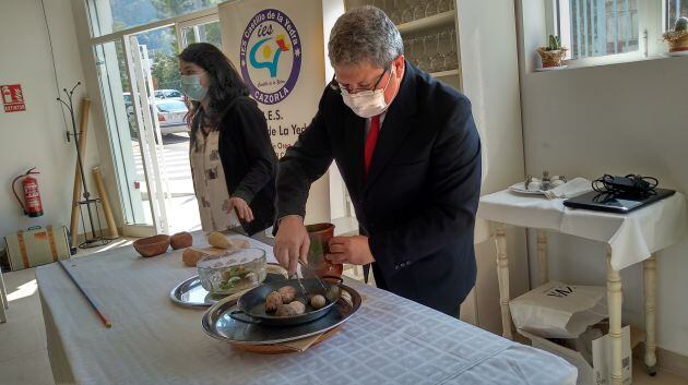 Demostración de la forma de cocinar del Neolítico con piedras calientes