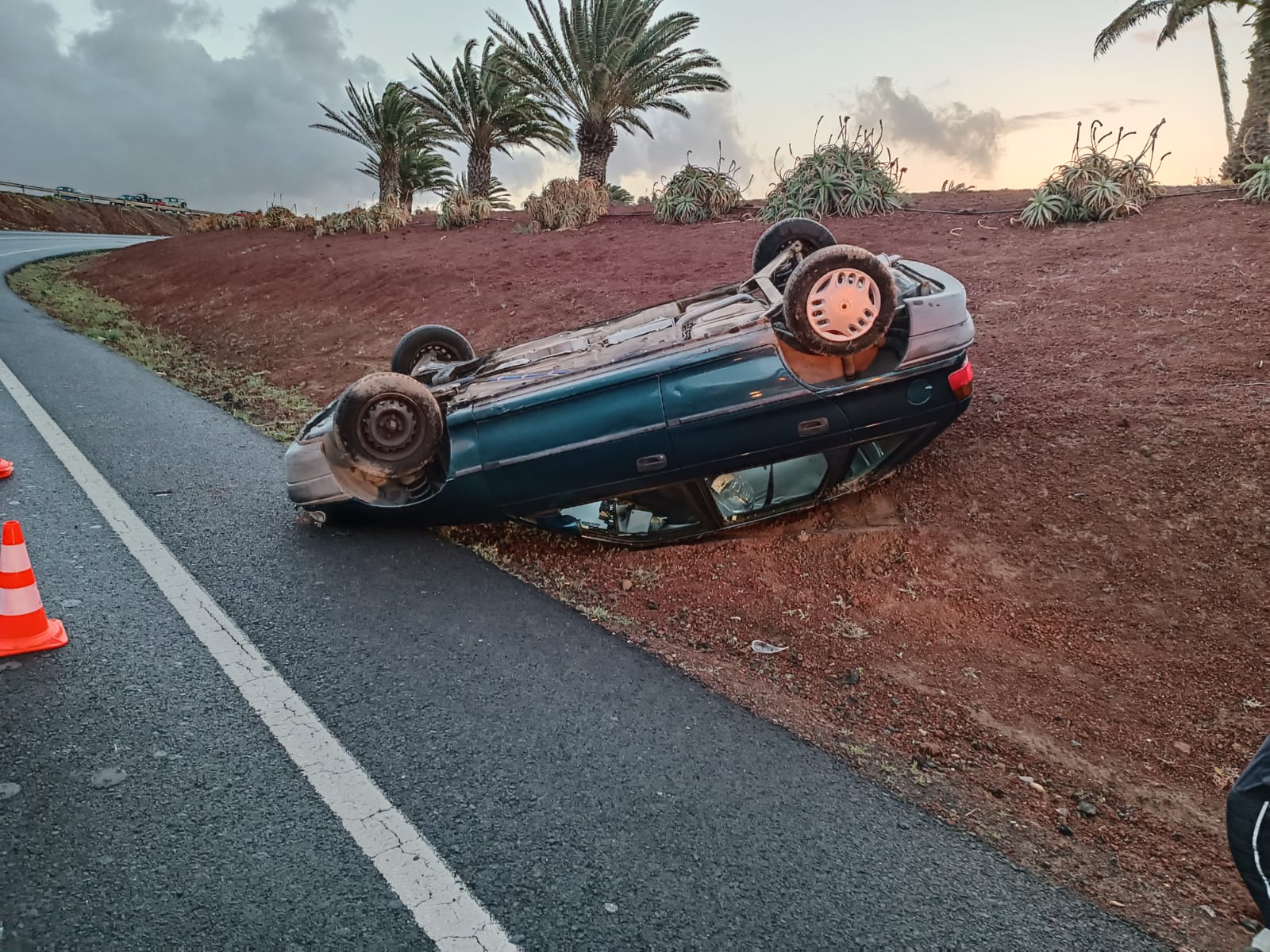 El vehículo volcado junto al aeropuerto lanzaroteño.