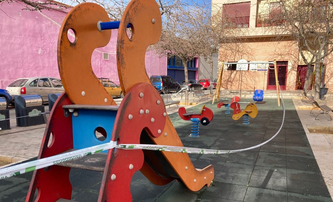 Imagen de uno de los parques infantiles de Valdepeñas que, aún, sigue clausurado 