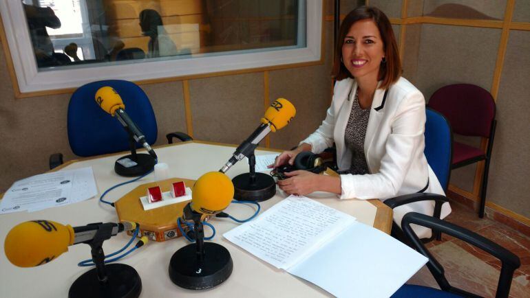 María José Bejarano, delegada territorial de Fomento y Vivienda, en el estudio de Radio Huelva. 