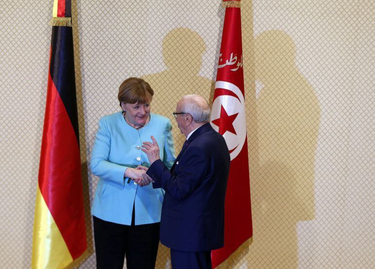 El presidente de Túnez, Biji Caid Essebsi (d), y la canciller alemana, Angela Merkel, se saludan tras su reunión en el Palacio Presidencial de Cartago en Túnez (Túnez) hoy, 3 de marzo de 2017. La aceleración del trámite de expulsión de inmigrantes irregul